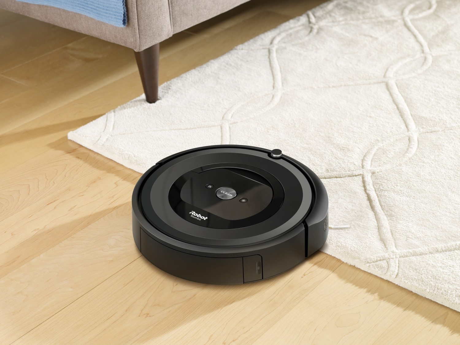 Prezentarea iRobot Roomba e5 black